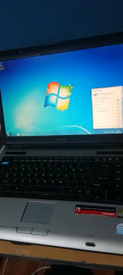 Laptop Toshiba Satellite con Windows 7 - miniatura 1