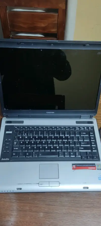 Laptop Toshiba Satellite con Windows 7 - miniatura 4