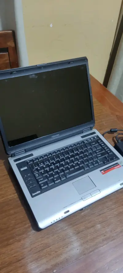Laptop Toshiba Satellite con Windows 7 - miniatura 5