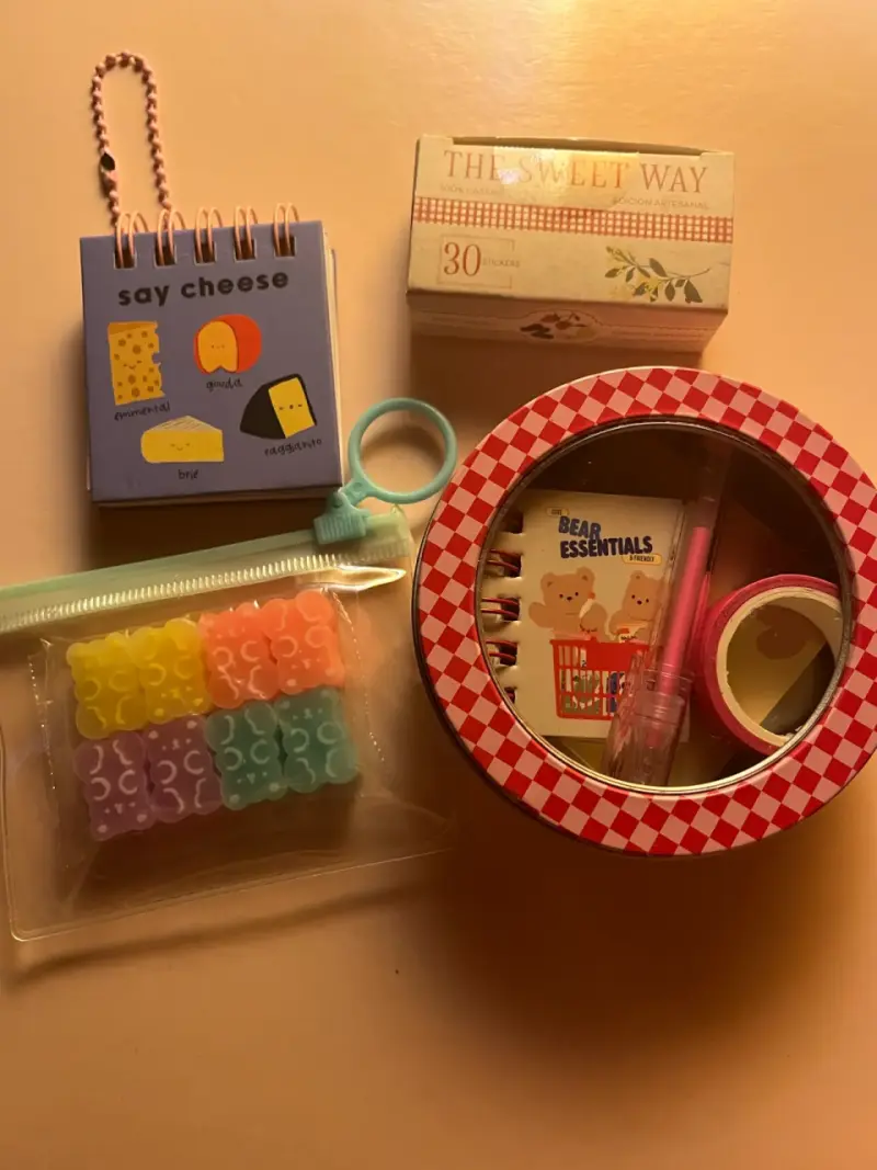 Set de papelería con cuadernos y stickers
