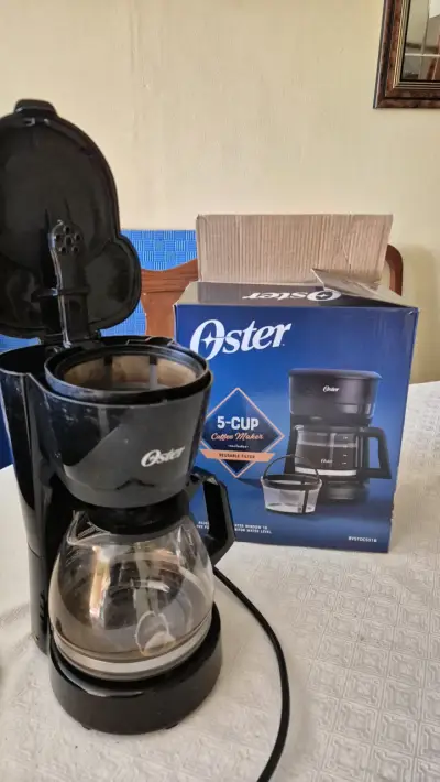 Cafetera Oster 5 Tazas con Filtro Reutilizable - miniatura 1