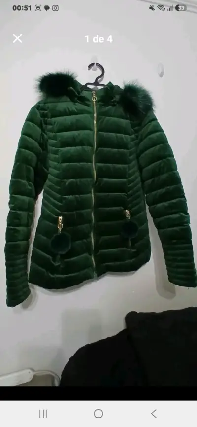 Chaqueta acolchada verde con capucha de piel sintética - miniatura 1