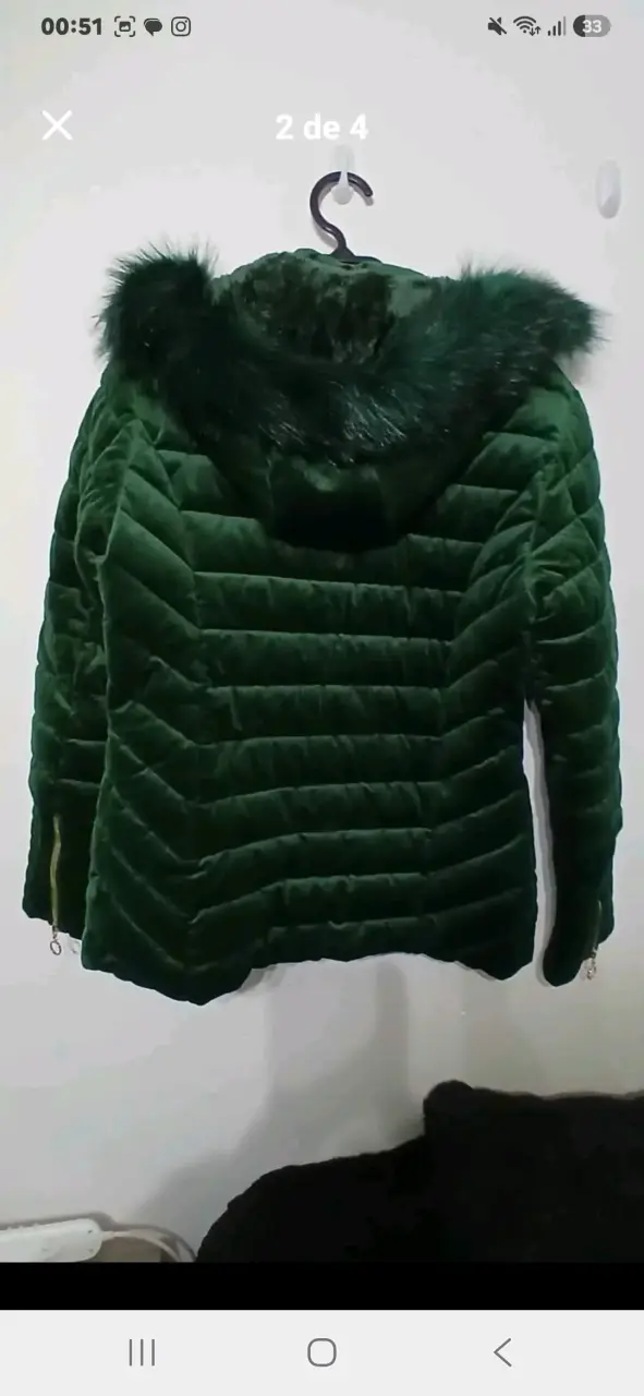 Chaqueta acolchada verde con capucha de piel sintética - 2