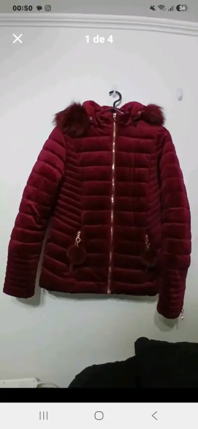 Chaqueta acolchada burdeos con capucha de piel sintética - miniatura 1
