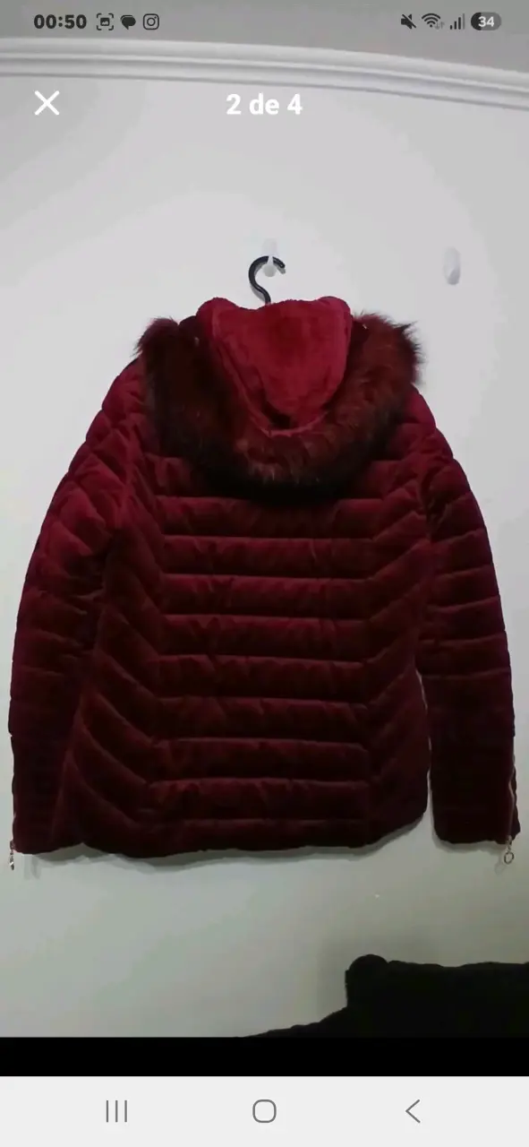 Chaqueta acolchada burdeos con capucha de piel sintética - 2