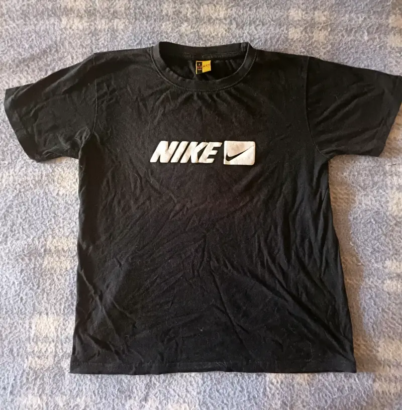 Polera negra con estampado en relieve - 1