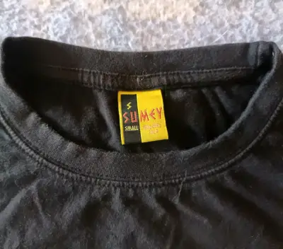 Polera negra con estampado en relieve - miniatura 2