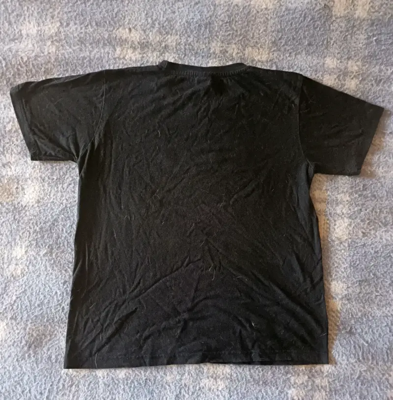 Polera negra con estampado en relieve - 3