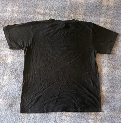 Polera negra con estampado en relieve - miniatura 3