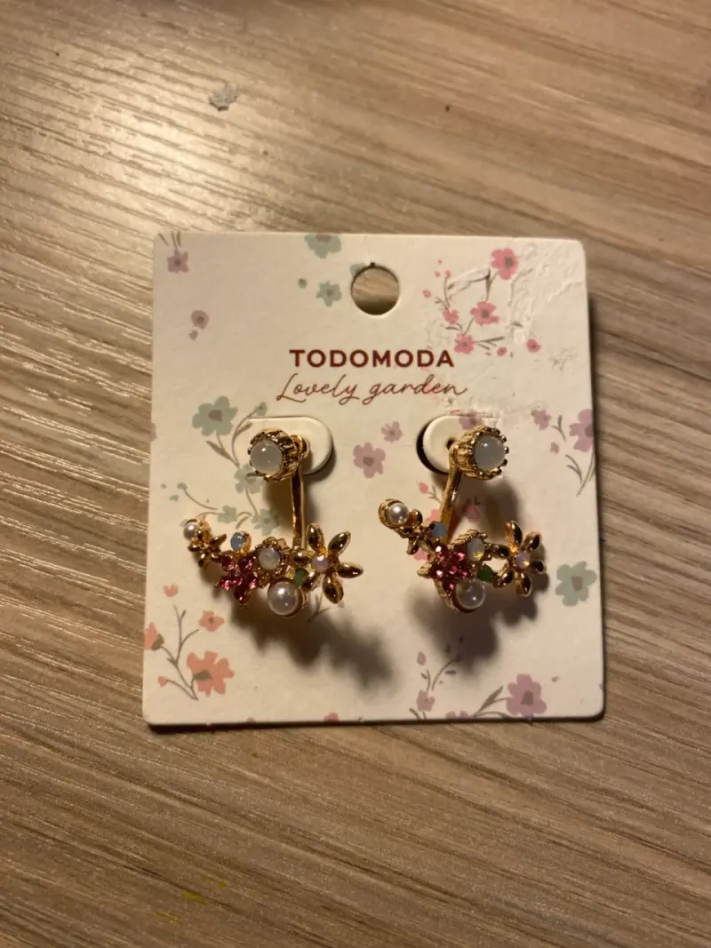 Aros florales dorados con perlas y cristales