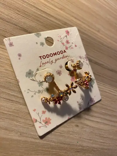 Aros florales dorados con perlas y cristales - miniatura 2
