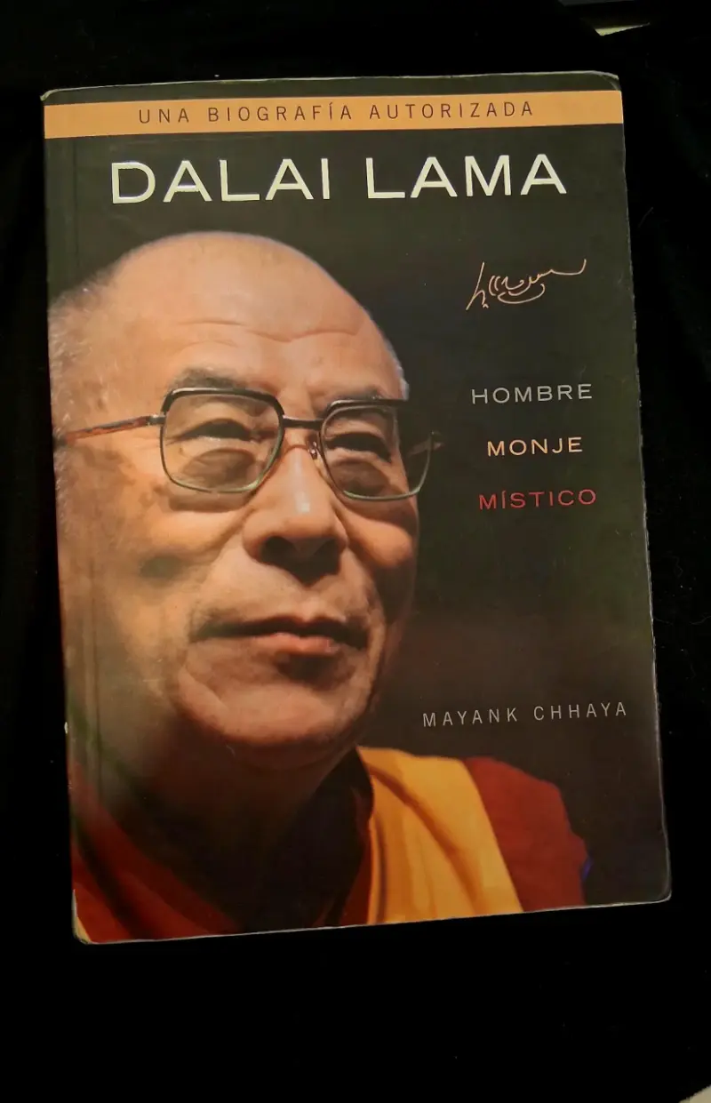 Libro 'Dalai Lama: Una Biografía Autorizada' de Mayank Chhaya