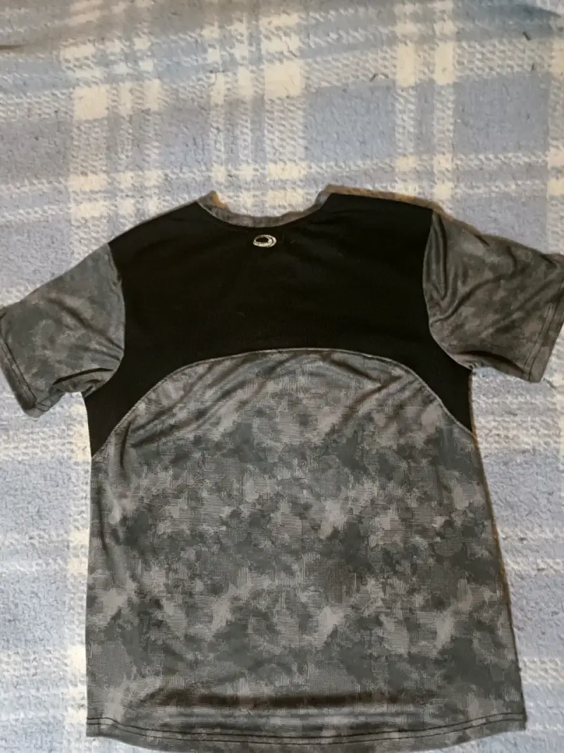 Polera ploma con tonos de grises - 2