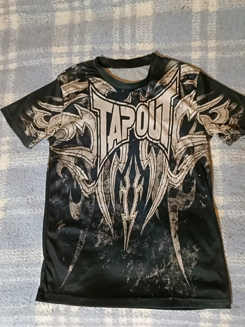 Polera Negra con estampado gráfico y2k - 1