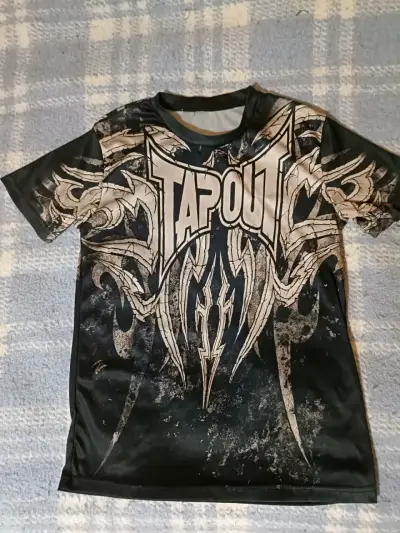 Polera Negra con estampado gráfico y2k - miniatura 1