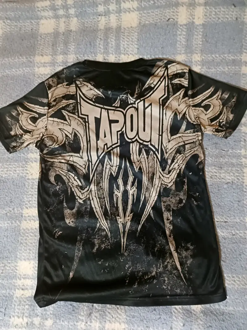 Polera Negra con estampado gráfico y2k - 2