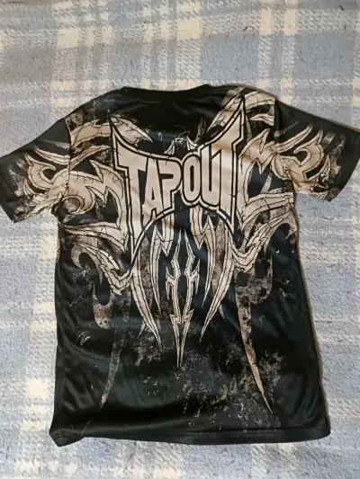 Polera Negra con estampado gráfico y2k - miniatura 2