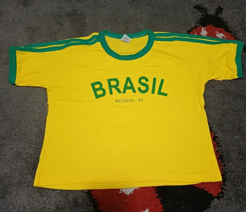 Polera amarilla Brasil Búzios RJ