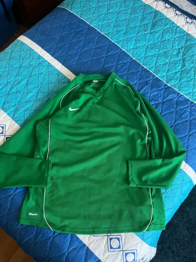 Polera deportiva verde Nike FIT para hombre - miniatura 1