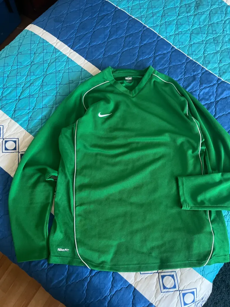 Polera deportiva verde Nike FIT para hombre - 2