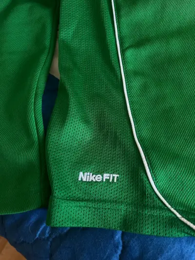 Polera deportiva verde Nike FIT para hombre - miniatura 3