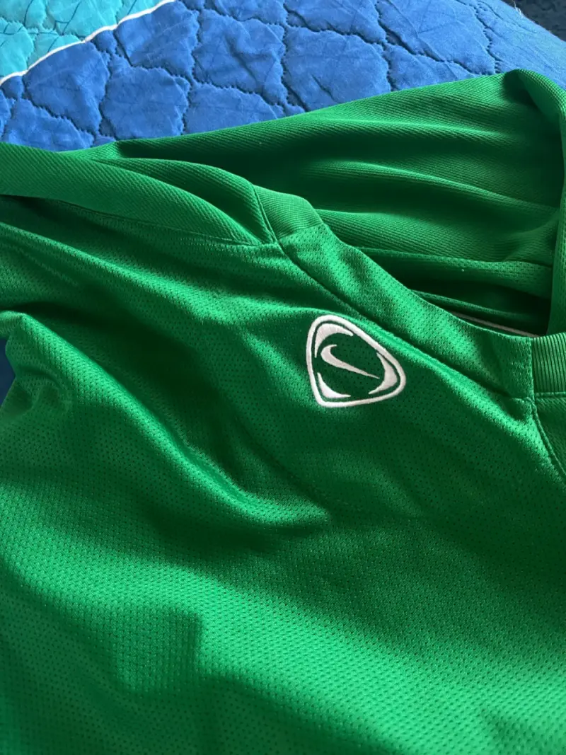 Polera deportiva verde Nike FIT para hombre - 5