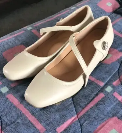 Zapatos de tacón bajo beige con correa - miniatura 1