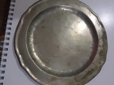 Plato de metal vintage con diseño clásico - miniatura 1