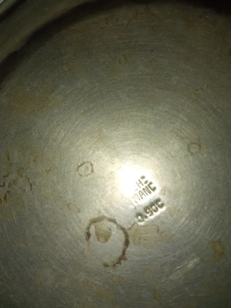 Plato de metal vintage con diseño clásico - 2
