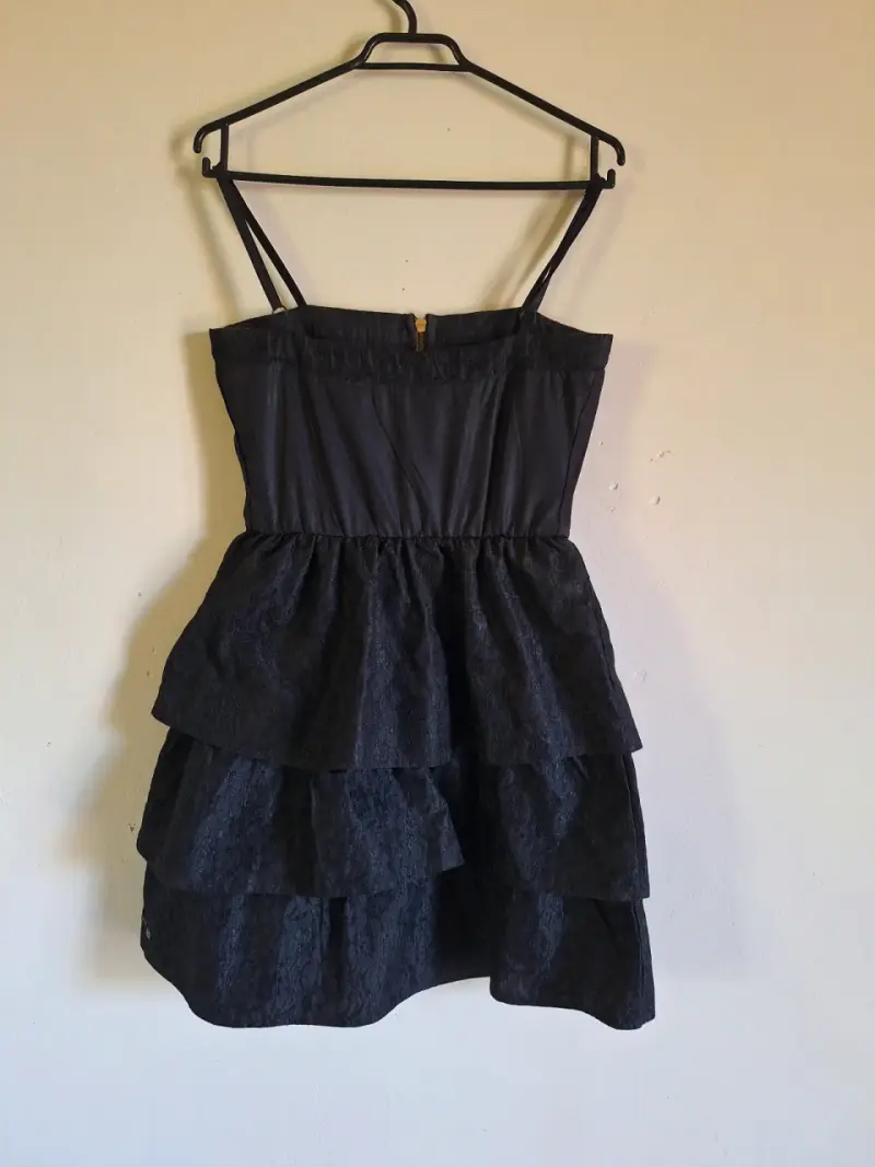 Vestido negro con cierre dorado - 1