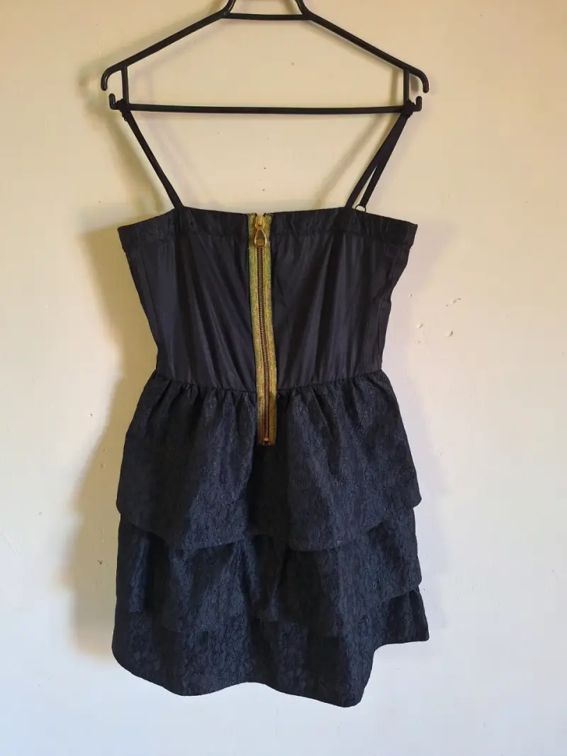 Vestido negro con cierre dorado - 2