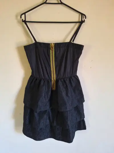 Vestido negro con cierre dorado - miniatura 2
