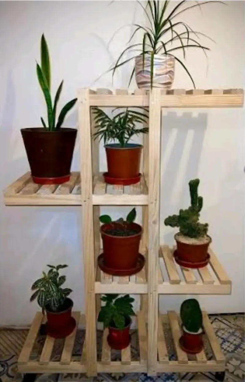 Estante de madera para plantas con diseño moderno