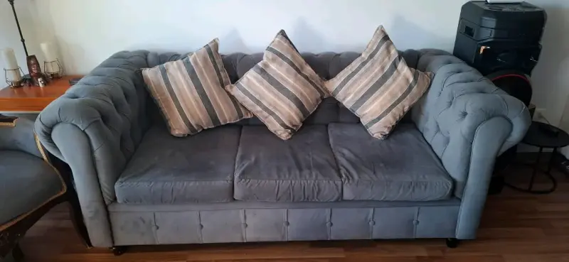 Sofá Chesterfield de Tela Gris con Cojines