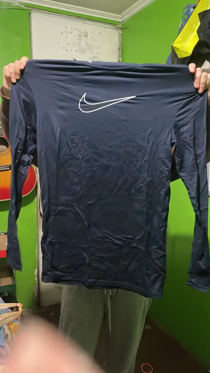 Polera deportiva Nike de manga larga