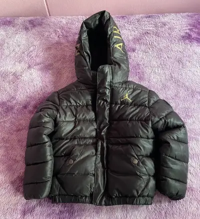 Chaqueta acolchada negra Air Jordan para niño - miniatura 1