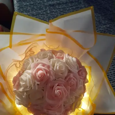 Ramo de rosas artificiales con luces LED - miniatura 1