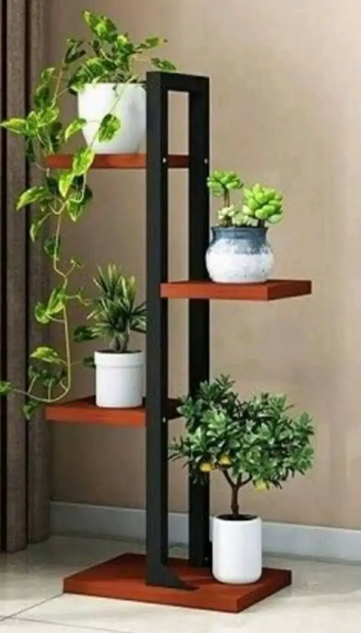 Estante de madera y metal para plantas