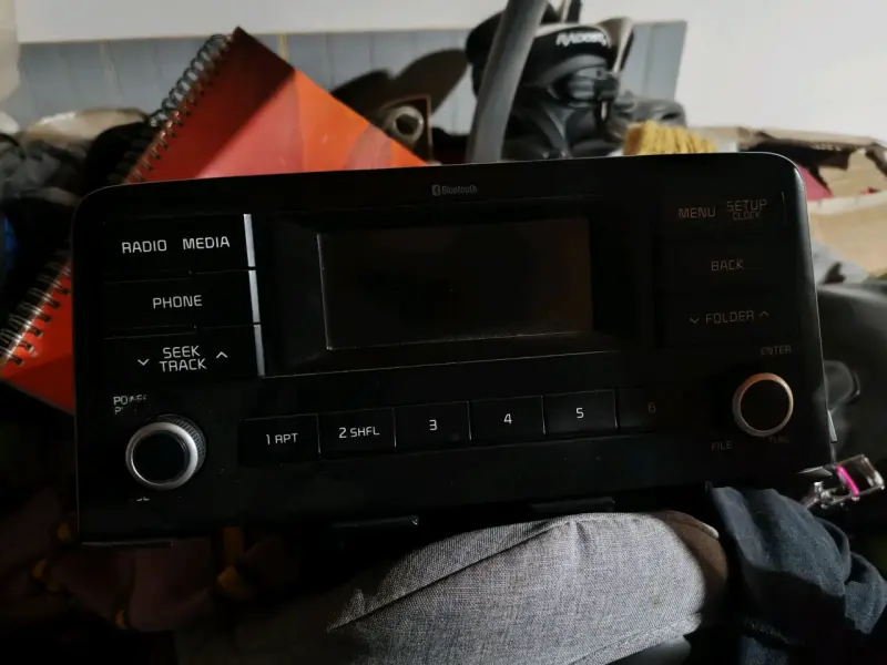 Radio de auto con Bluetooth y control de medios - 1
