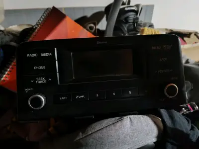 Radio de auto con Bluetooth y control de medios - miniatura 1