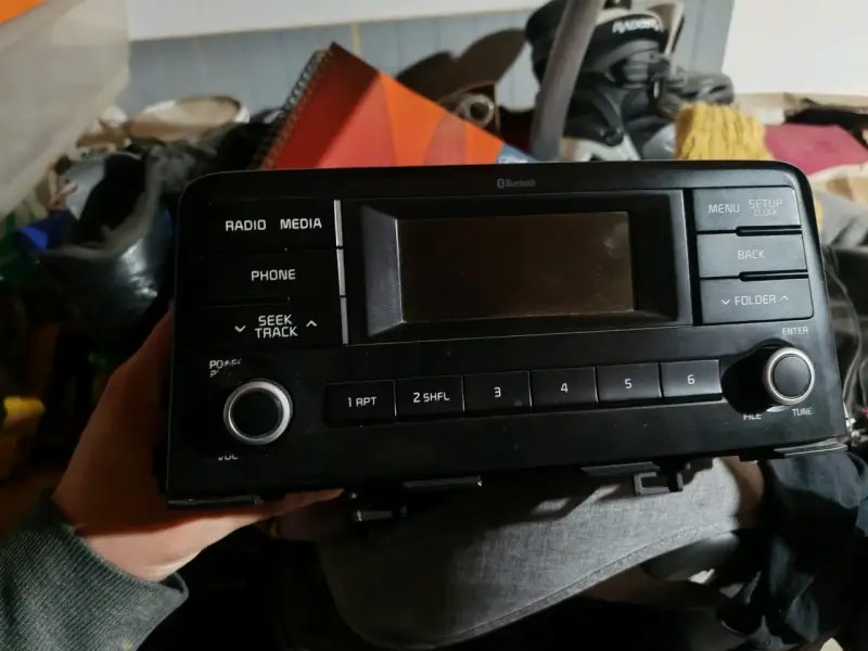 Radio de auto con Bluetooth y control de medios - 2