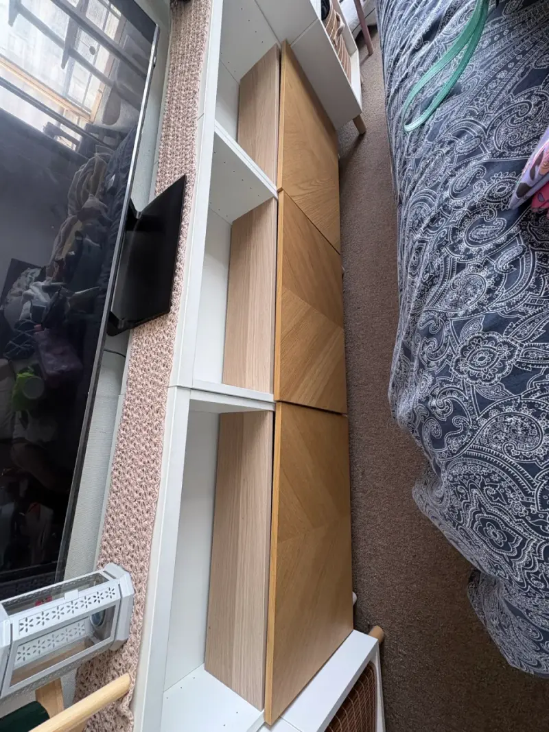 Mueble de almacenamiento blanco con puertas de madera - 1