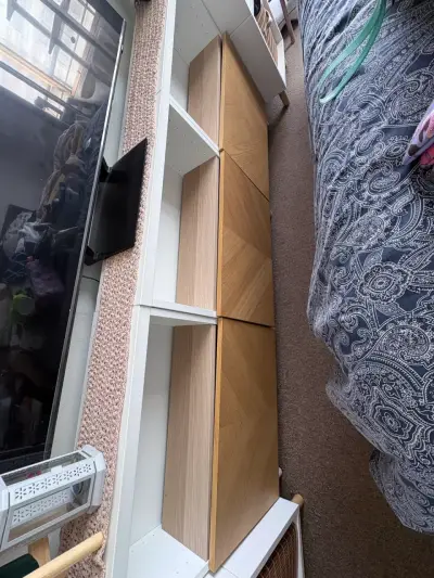 Mueble de almacenamiento blanco con puertas de madera - miniatura 1