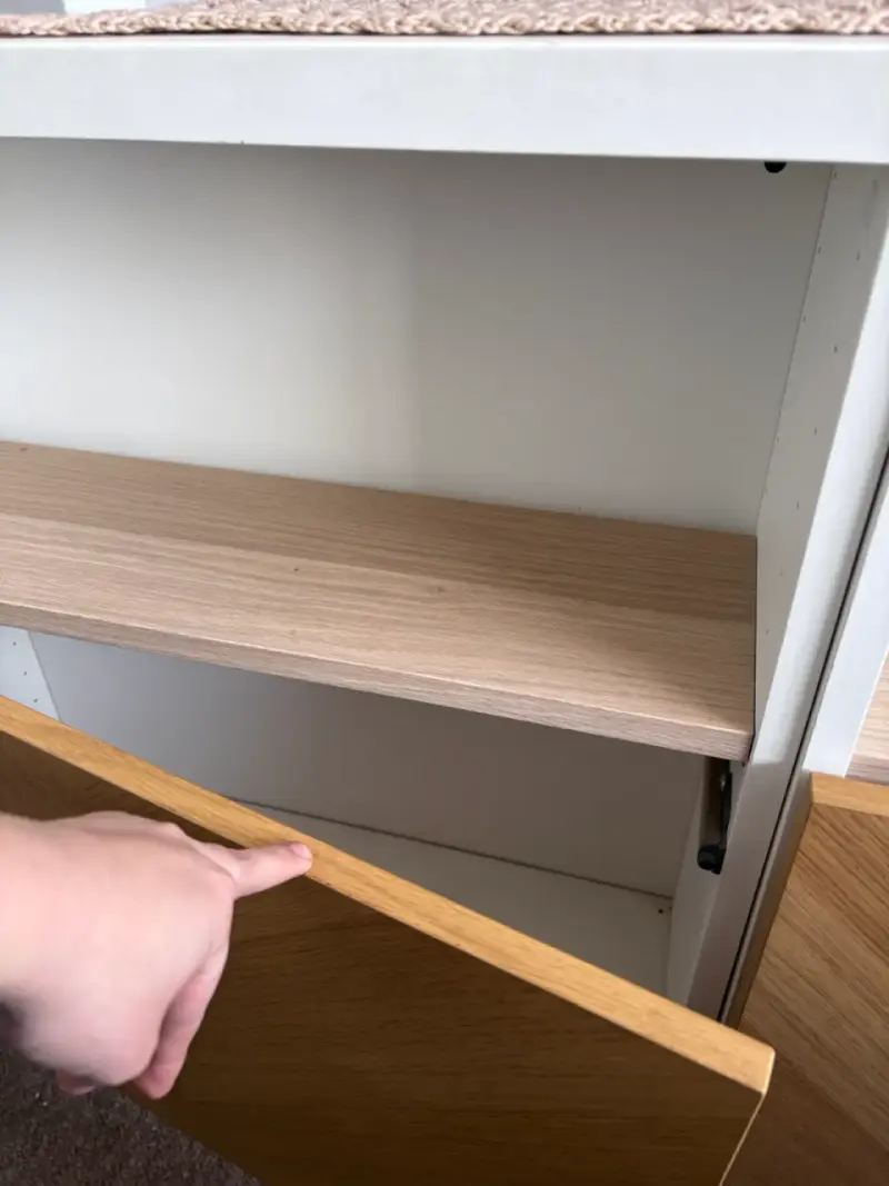 Mueble de almacenamiento blanco con puertas de madera - 2
