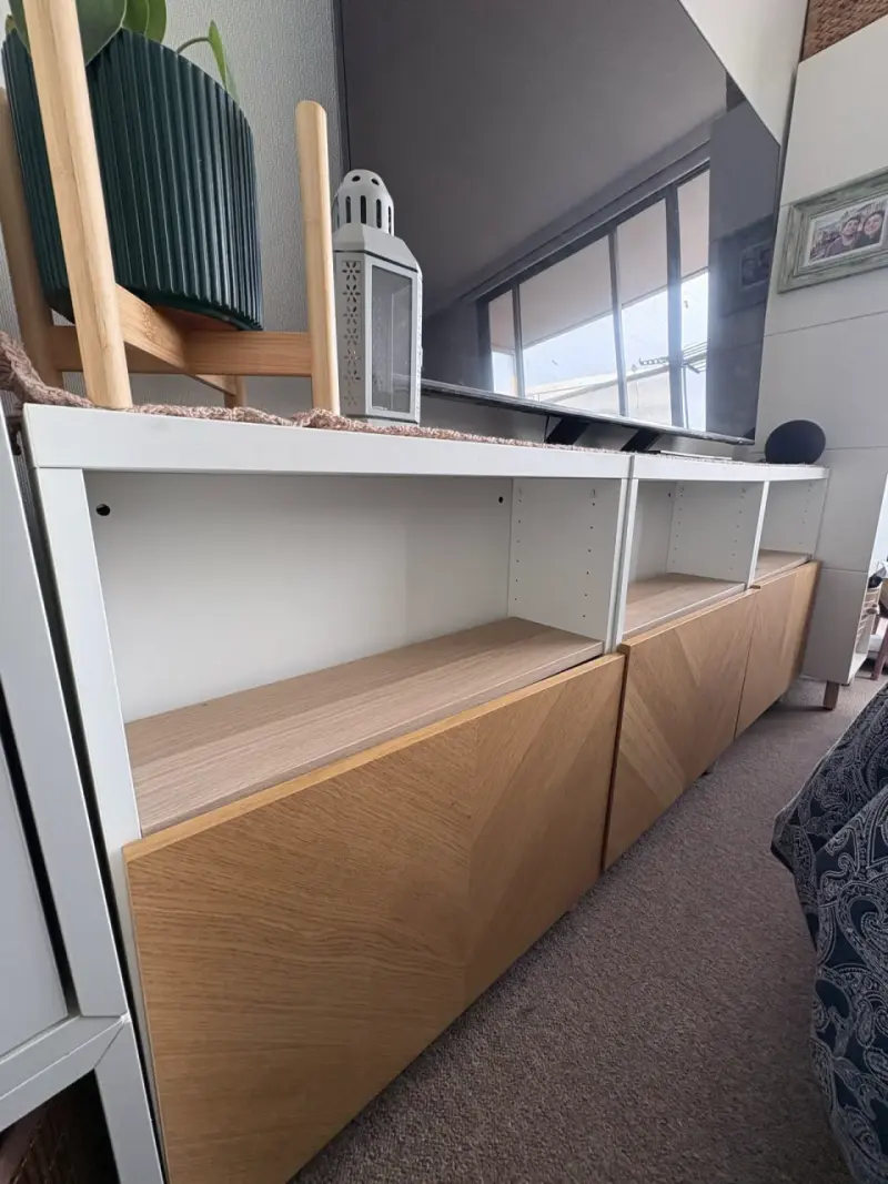 Mueble de almacenamiento blanco con puertas de madera - 3