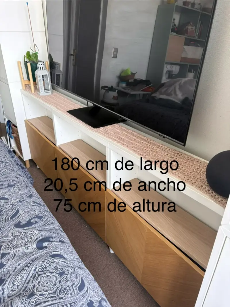 Mueble de almacenamiento blanco con puertas de madera - 4