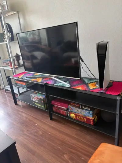 Mesa de TV negra con estantes - miniatura 1