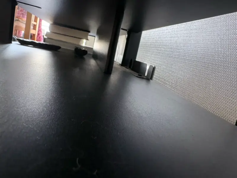 Mesa de TV negra con estantes - 2