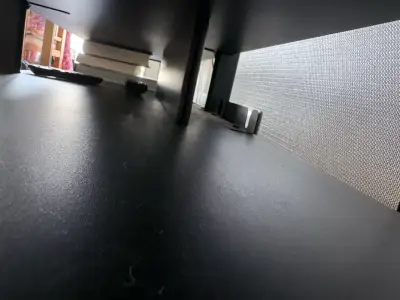 Mesa de TV negra con estantes - miniatura 2