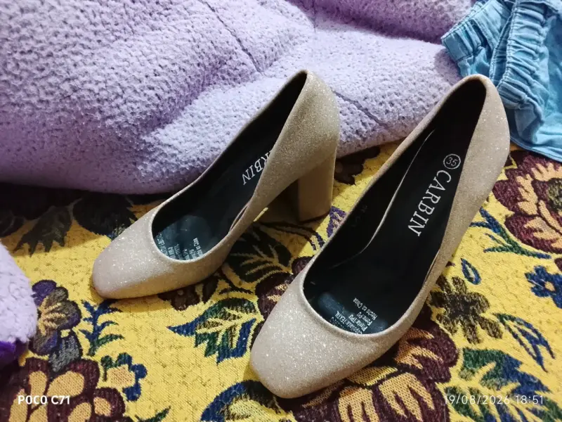 Zapatos de tacón dorados Carbin talla 35